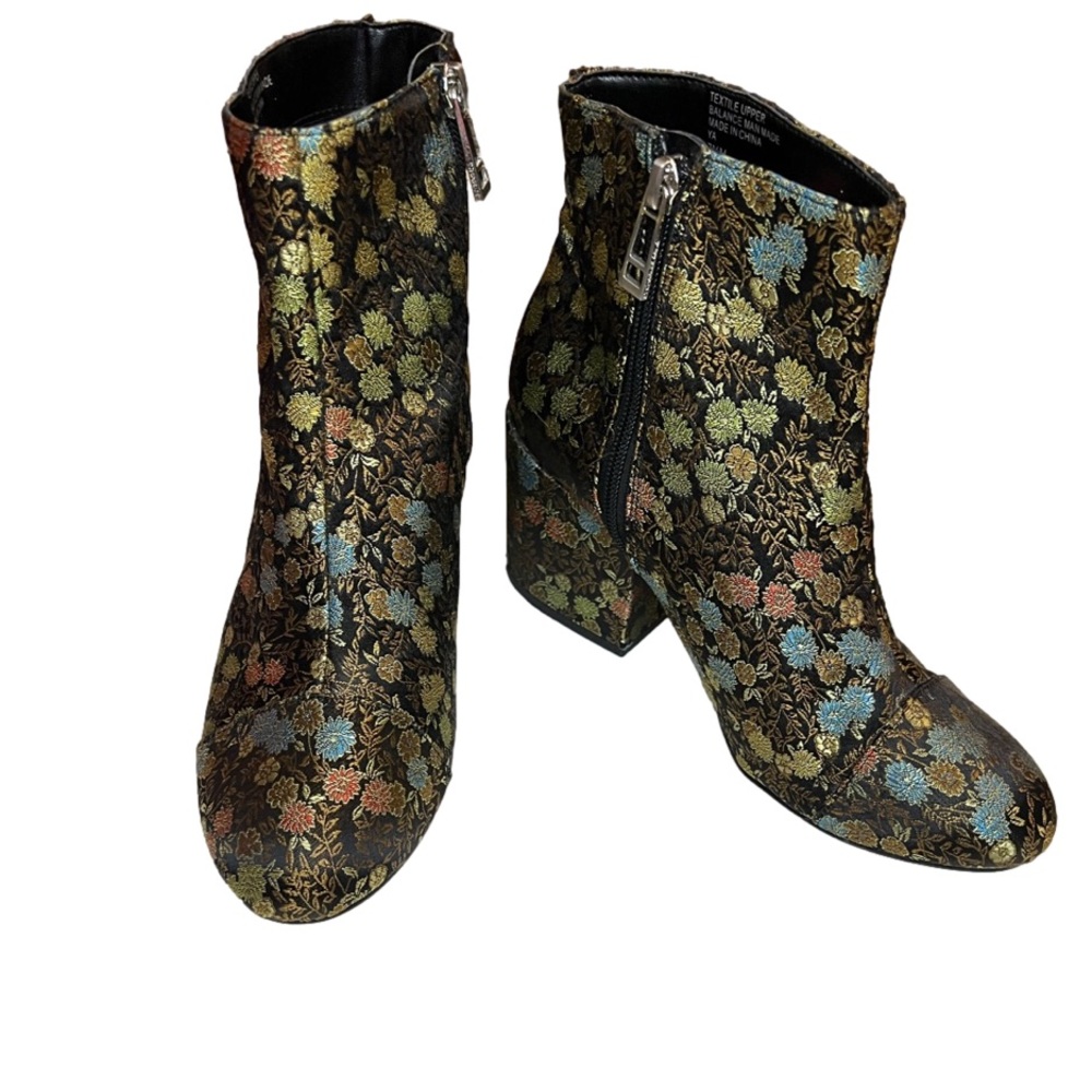 Charles by Charles David Quincey Bootie mismatched 2 sizes right 8M left 7 1/2M
